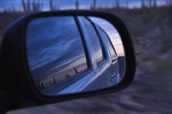 Fotografia do reflexo do reflexo do belo entardecer, na estrada entre Puerto López Mateos e Loreto, na Baja California - México